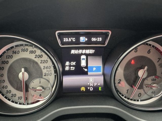 ★最美白色系價格最保值~IKEY.電尾門.電動椅.自動停車.AEB.換檔撥片.魚眼HID，認證車原鈑件，可全額貸款★  第6張相片