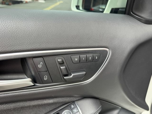★最美白色系價格最保值~IKEY.電尾門.電動椅.自動停車.AEB.換檔撥片.魚眼HID，認證車原鈑件，可全額貸款★  第10張相片