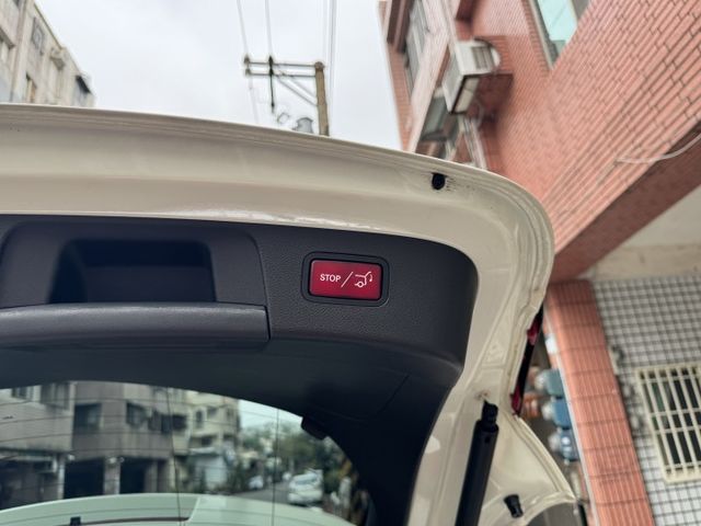 ★最美白色系價格最保值~IKEY.電尾門.電動椅.自動停車.AEB.換檔撥片.魚眼HID，認證車原鈑件，可全額貸款★  第14張相片