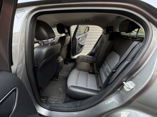 ★超美總代理GLA180+升級CARPLAY~內裝外觀媲美新車，IKEY.電尾門.電動椅.換檔撥片.HID，認證車原鈑★  第3張相片