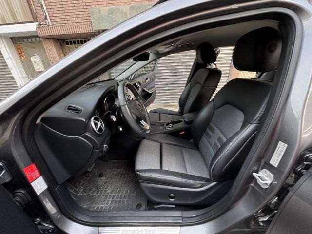 ★超美總代理GLA180+升級CARPLAY~內裝外觀媲美新車，IKEY.電尾門.電動椅.換檔撥片.HID，認證車原鈑★  第4張相片