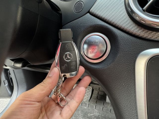 ★超美總代理GLA180+升級CARPLAY~內裝外觀媲美新車，IKEY.電尾門.電動椅.換檔撥片.HID，認證車原鈑★  第12張相片