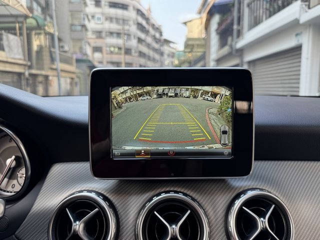 ★超美總代理GLA180+升級CARPLAY~內裝外觀媲美新車，IKEY.電尾門.電動椅.換檔撥片.HID，認證車原鈑★  第13張相片