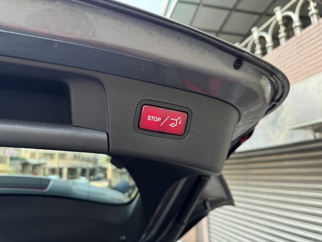 ★超美總代理GLA180+升級CARPLAY~內裝外觀媲美新車，IKEY.電尾門.電動椅.換檔撥片.HID，認證車原鈑★  第18張相片