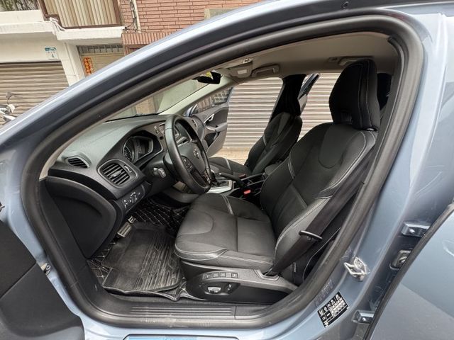 ★秒殺價超級美車1.5渦輪安全運動版~僅跑9萬，ACC.車道偏移.盲點.導航.倒車顯影.記憶電動椅.LED，認證車原鈑★  第4張相片
