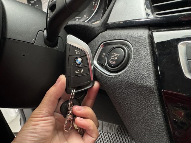 ★年底車2016年領牌~全新大改款1.5渦輪，省油低稅大動能，IKEY.雙電動椅.電尾門.倒車顯影，認證車原鈑，可全貸★  第11張相片