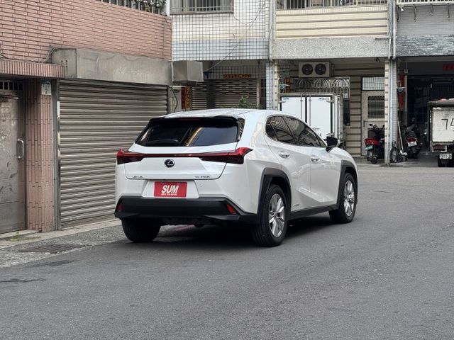 ★油電豪華版~僅跑6萬公里，IKEY.電尾門.LV2.雙電動椅.盲點.LED頭燈，認證車原鈑件，原廠保養紀錄，可全貸★  第2張相片