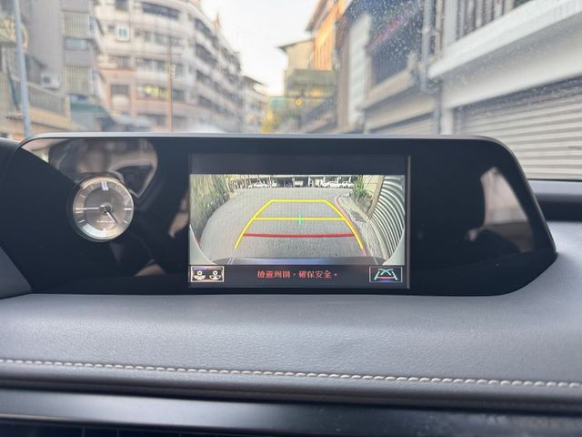 ★油電豪華版~僅跑6萬公里，IKEY.電尾門.LV2.雙電動椅.盲點.LED頭燈，認證車原鈑件，原廠保養紀錄，可全貸★  第13張相片