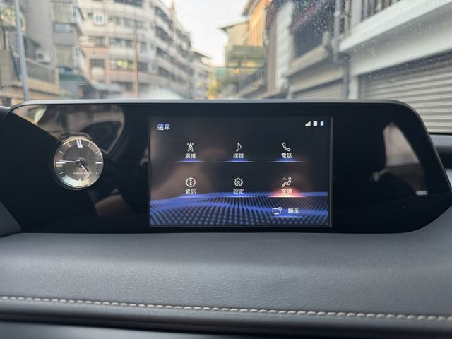 ★油電豪華版~僅跑6萬公里，IKEY.電尾門.LV2.雙電動椅.盲點.LED頭燈，認證車原鈑件，原廠保養紀錄，可全貸★  第14張相片