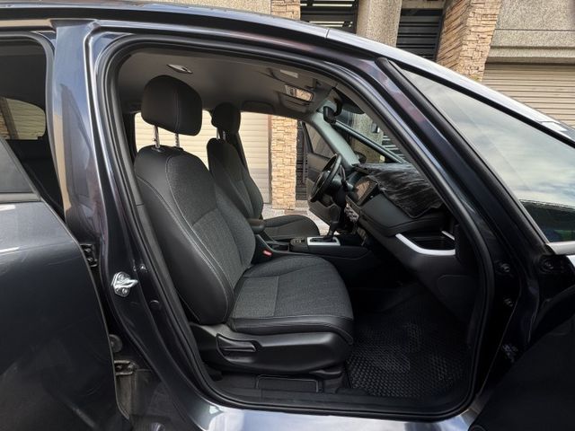 ★油電版未滿一年車~現省20萬元，IKEY.摸門解鎖.LV2.盲點.LED.CARPLAY導航，認證車原鈑件，可全額貸★  第3張相片