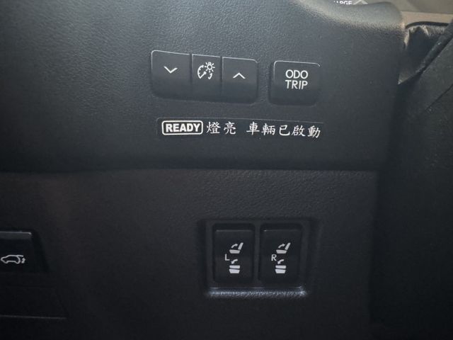 ★特價中大電池已更換~頂級版有後座電動椅/導航+升級FSPORT車頭，里程跑少，IKEY.雙電動椅.電尾，認證車原鈑件★  第9張相片