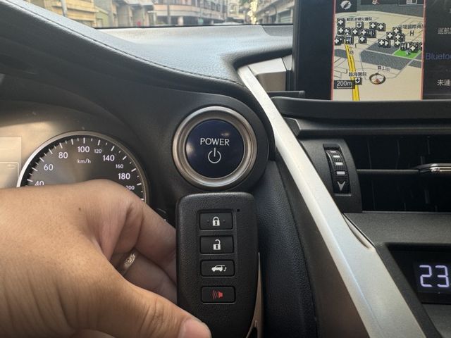 ★特價中大電池已更換~頂級版有後座電動椅/導航+升級FSPORT車頭，里程跑少，IKEY.雙電動椅.電尾，認證車原鈑件★  第17張相片