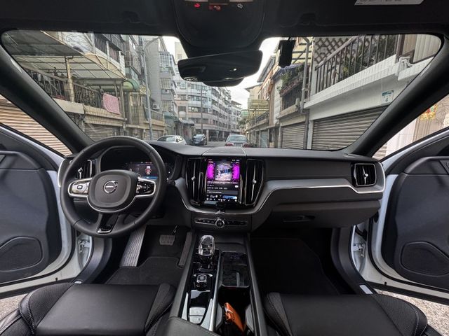 ★原廠稀有釋出B5U AWD版~僅跑1.6萬，氣壓懸吊.原廠大包.HK音響.HUD.全景天窗.環景.LV2，認證車原鈑★  第5張相片