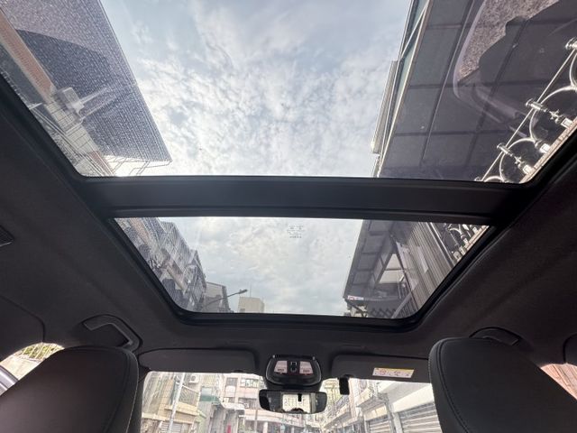 ★純電雙馬達4WD版~408匹大馬力，僅跑2萬多，原廠保固中，環景.全景天窗.HK音響.腳踢尾門.LV2，原鈑件可全貸★  第6張相片