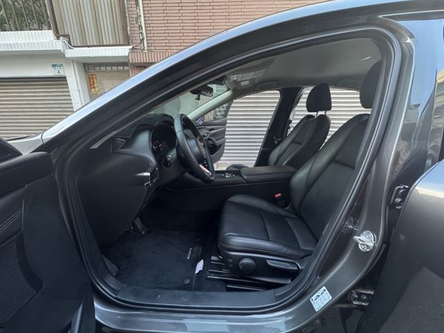★大特價全新大改款4D頂級版~認證車原鈑件，IKEY.LV2.盲點.LED.CARPLAY導航.倒車顯影，可全額貸款★  第3張相片