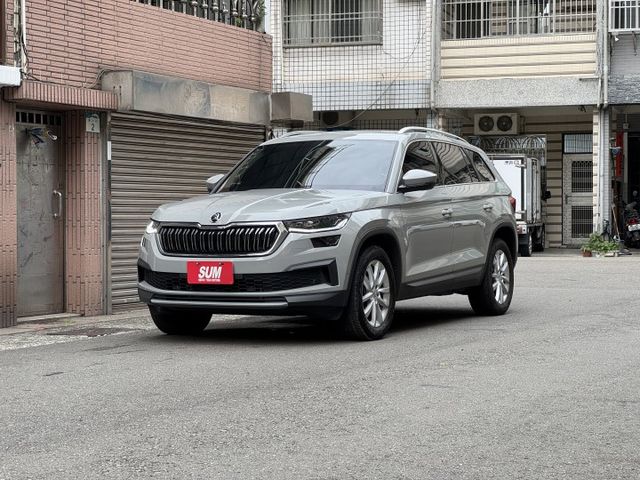 ★全網唯一百萬內七人座大棕熊時尚水泥灰，原廠六年延長保固/省油低稅金/渦輪大動能/原鈑件認證車/低里程★  第1張相片