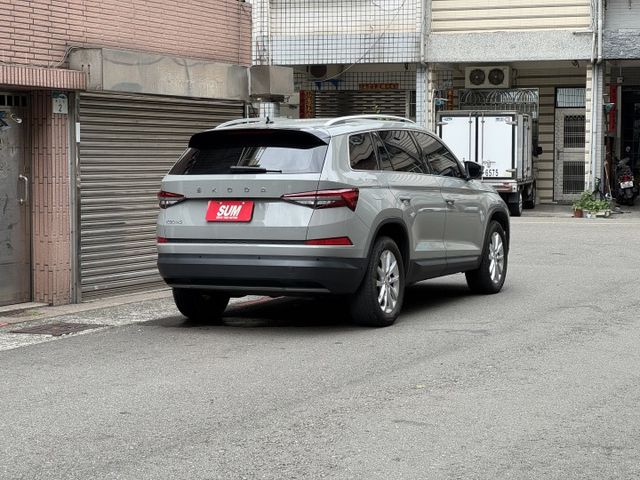 ★全網唯一百萬內七人座大棕熊時尚水泥灰，原廠六年延長保固/省油低稅金/渦輪大動能/原鈑件認證車/低里程★  第2張相片