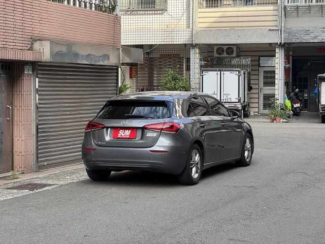 ★特價全新改款19年式新車頭~僅跑5萬多，認證車原鈑件，IKEY.CARPLAY導航.倒車顯影.電動椅.LED，可全貸★  第2張相片