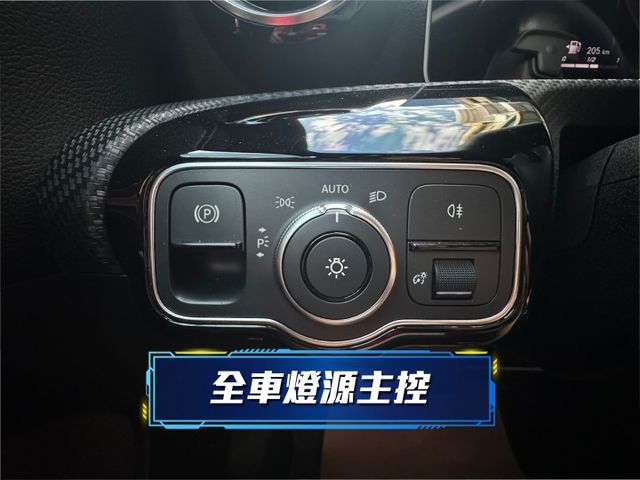 ★特價全新改款19年式新車頭~僅跑5萬多，認證車原鈑件，IKEY.CARPLAY導航.倒車顯影.電動椅.LED，可全貸★  第19張相片