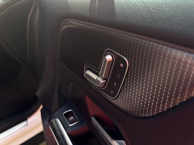 ★高規豪華版現折新車70萬~認證車原鈑件，IKEY.LV2.腳踢尾門.雙電動椅.盲點.自動停車.LED頭燈，可全額貸款★  第7張相片