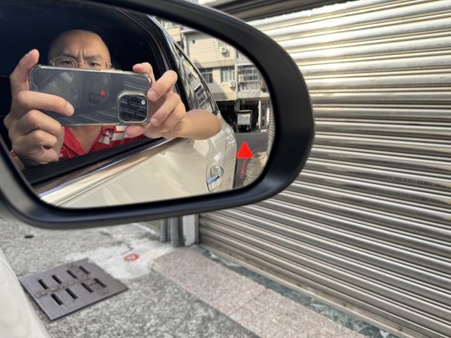 ★高規豪華版現折新車70萬~認證車原鈑件，IKEY.LV2.腳踢尾門.雙電動椅.盲點.自動停車.LED頭燈，可全額貸款★  第19張相片