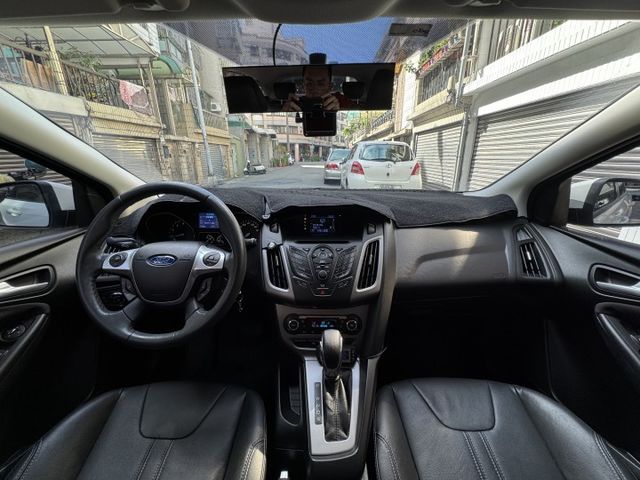 ★1.6 5D時尚版+升級皮椅/前後行車紀錄/胎壓偵測~里程跑少，防滑.4氣囊.定速.雙區恆溫，認證車原鈑件，可全貸★  第5張相片