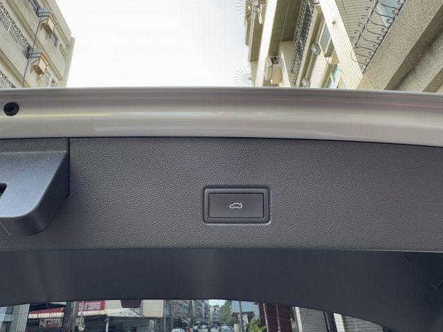 ★年底車1.5渦輪高規DESIGN版~原廠保固中，IKEY.LV2.電尾門.盲點.導航.LED.自動停車，認證車原鈑件★  第9張相片