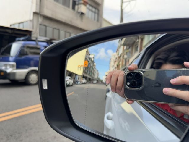 ★年底車1.5渦輪高規DESIGN版~原廠保固中，IKEY.LV2.電尾門.盲點.導航.LED.自動停車，認證車原鈑件★  第17張相片