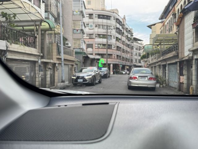 ★大滿配超美低里程豪華版+14萬精裝特仕~認證車原鈑件，IKEY.導航.電視.HUD.行車紀錄.側踏板.電動椅.LED★  第15張相片