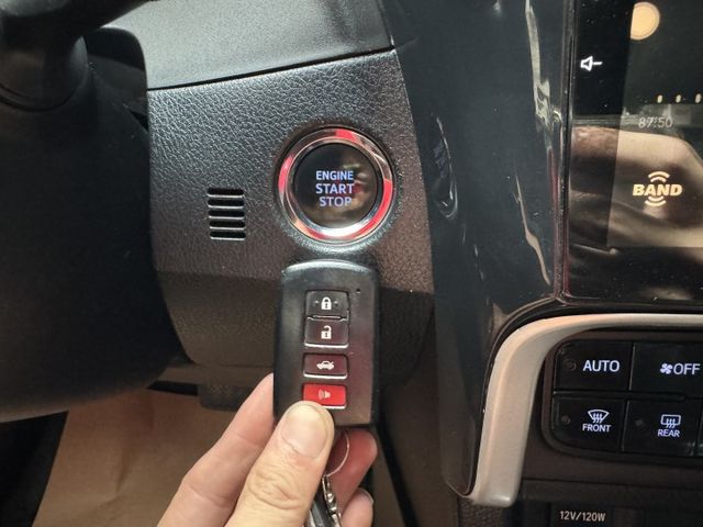 ★特價升級影音全配/LED尾燈~IKEY.導航.CARPLAY.倒車顯影.電視.恆溫.防滑.定速.日行燈，認證車可全貸★  第10張相片