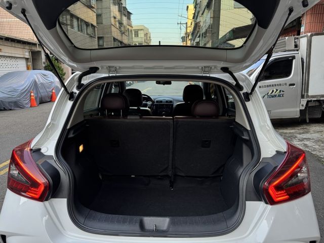 ★全台最低價~運動J版，最美白色系，認證車原鈑件，IKEY.定速.LED頭燈.CARPALY導航.盲點，原廠保養紀錄★  第18張相片