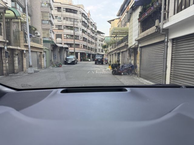 ★超美旗艦版+精裝影音特仕~僅跑2.8萬，認證車原鈑件~電動椅.盲點.HUD.換檔撥片.導航.CARPLAY，可全貸★  第9張相片