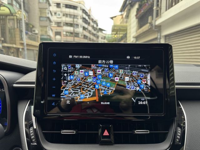 ★超美旗艦版+精裝影音特仕~僅跑2.8萬，認證車原鈑件~電動椅.盲點.HUD.換檔撥片.導航.CARPLAY，可全貸★  第13張相片