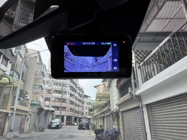 ★超美旗艦版+精裝影音特仕~僅跑2.8萬，認證車原鈑件~電動椅.盲點.HUD.換檔撥片.導航.CARPLAY，可全貸★  第15張相片