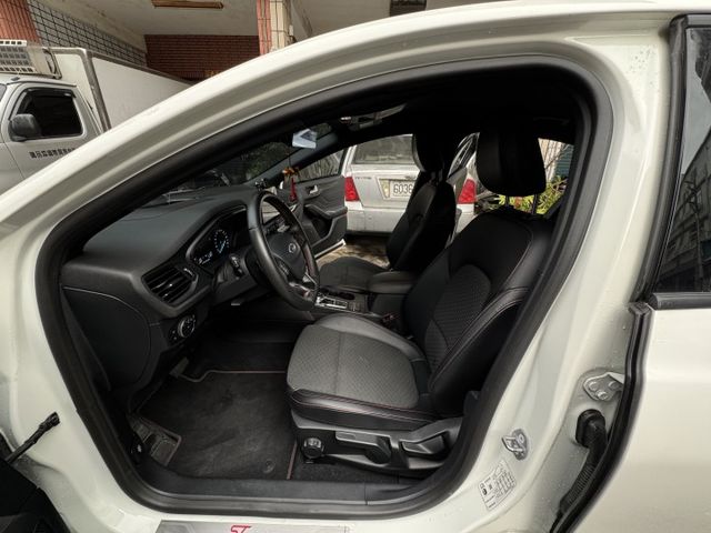 ★超美ST-LINE運動版~僅跑8萬多，認證車原鈑件，原廠大包.IKEY.LV2.盲點.HUD.B&O音響.LED頭燈★  第3張相片