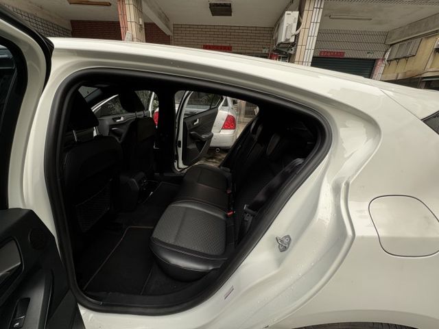 ★超美ST-LINE運動版~僅跑8萬多，認證車原鈑件，原廠大包.IKEY.LV2.盲點.HUD.B&O音響.LED頭燈★  第4張相片