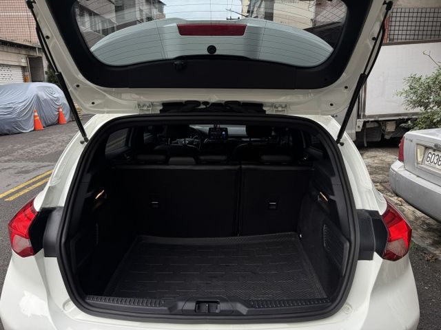 ★超美ST-LINE運動版~僅跑8萬多，認證車原鈑件，原廠大包.IKEY.LV2.盲點.HUD.B&O音響.LED頭燈★  第11張相片