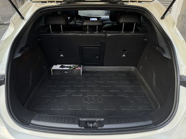 ★末代Q30 1.6渦輪頂級風尚版~低里程認證車原鈑，IKEY.環景.ACC.AEB.盲點.雙電動椅.車道偏移，可全貸★  第7張相片