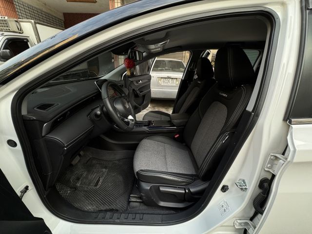 ★改款NEO車型外表更好看~僅跑4萬多雙色黑車頂，IKEY.環景.ACC.電尾門.盲點.CARPLAY.HUD，原鈑件★  第3張相片