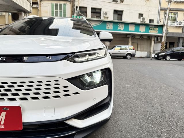 ★改款NEO車型外表更好看~僅跑4萬多雙色黑車頂，IKEY.環景.ACC.電尾門.盲點.CARPLAY.HUD，原鈑件★  第18張相片