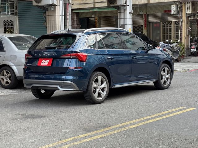 ★1.5渦輪豪華菁英版~僅跑4萬多低里程，認證車原鈑件，IKEY.LV2.盲點.雙電熱椅.電動尾門.LED，可全額貸款★  第2張相片