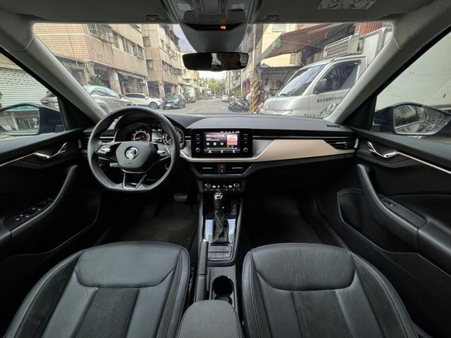 ★1.5渦輪豪華菁英版~僅跑4萬多低里程，認證車原鈑件，IKEY.LV2.盲點.雙電熱椅.電動尾門.LED，可全額貸款★  第5張相片