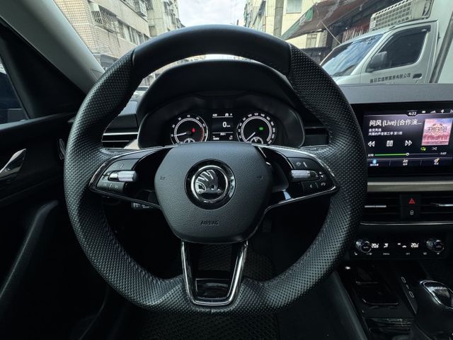 ★1.5渦輪豪華菁英版~僅跑4萬多低里程，認證車原鈑件，IKEY.LV2.盲點.雙電熱椅.電動尾門.LED，可全額貸款★  第6張相片