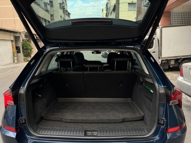 ★1.5渦輪豪華菁英版~僅跑4萬多低里程，認證車原鈑件，IKEY.LV2.盲點.雙電熱椅.電動尾門.LED，可全額貸款★  第12張相片