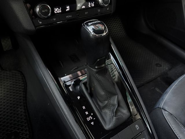 ★1.5渦輪豪華菁英版~僅跑4萬多低里程，認證車原鈑件，IKEY.LV2.盲點.雙電熱椅.電動尾門.LED，可全額貸款★  第15張相片