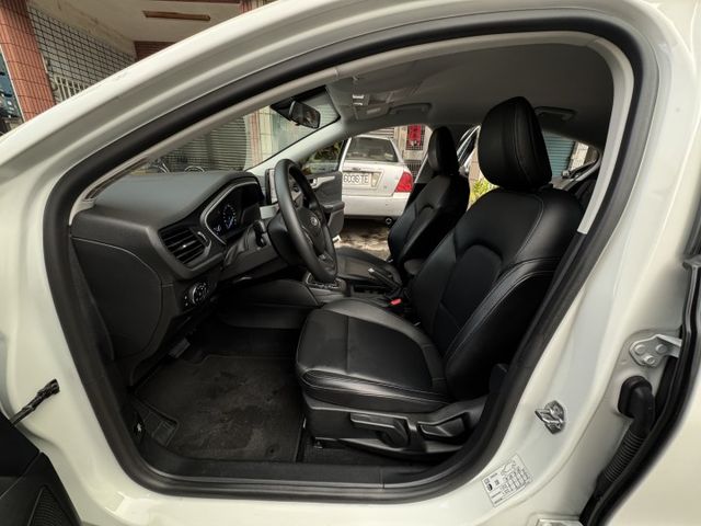 ★挑戰全台最低價~年底車12月出廠，最美白色系，認證車原鈑件，盲點.定速.CARPLAY導航.倒車顯影.防滑，可全額貸★  第3張相片