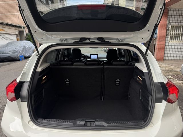 ★挑戰全台最低價~年底車12月出廠，最美白色系，認證車原鈑件，盲點.定速.CARPLAY導航.倒車顯影.防滑，可全額貸★  第6張相片