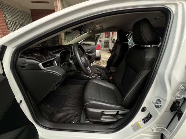 ★稀有尊爵版+10萬精裝特仕~僅跑2萬，環景影像.導航.LED.IKEY.盲點.CARPLAY，認證車原鈑，原廠保固中★  第3張相片