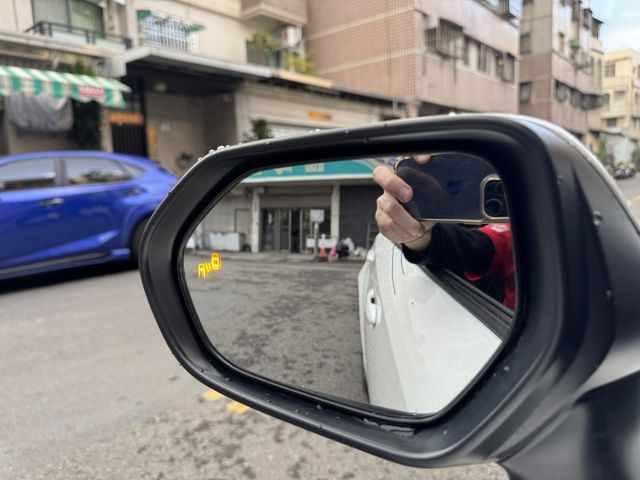 ★稀有尊爵版+10萬精裝特仕~僅跑2萬，環景影像.導航.LED.IKEY.盲點.CARPLAY，認證車原鈑，原廠保固中★  第12張相片