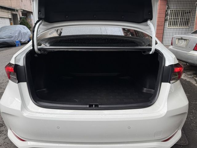 ★稀有尊爵版+10萬精裝特仕~僅跑2萬，環景影像.導航.LED.IKEY.盲點.CARPLAY，認證車原鈑，原廠保固中★  第19張相片